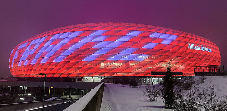 "Dabke Franze" steht seitlich an der Allianz Arena (©Foto: Marikka-Laila Maisel))